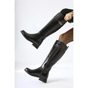 Kanako Siyah Rugan Aksesuarlı Fermuarlı Kısa Topuklu Çizme