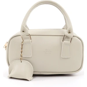 Krem SHK207 Suni Deri Charm Detaylı Fermuarlı Ayarlanabilir Askılı El, Kol ve Omuz Çantası U:14 E:24 G:8 cm