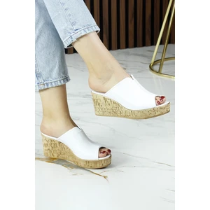 Erkan Saçmacı Mallery Beyaz Hakiki Dana Derisi Önü Açık Mantar Taban Görünümlü Dolgu Topuklu Terlik