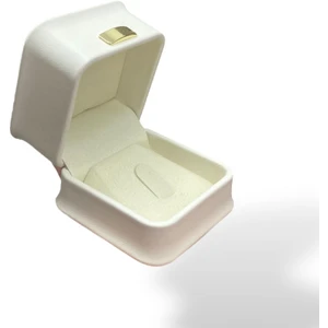 Metro Decoration Display Deri Yüzük Kutusu Beyaz