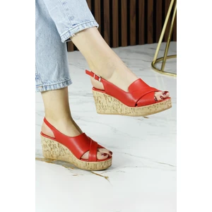 Erkan Saçmacı Serie Kırmızı Hakiki Dana Derisi Delik Detaylı Mantar Taban Görünümlü Dolgu Topuklu Sandalet