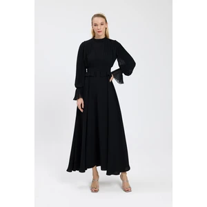 Siyah Bedeni Piliseli Krep Şifon Elbise