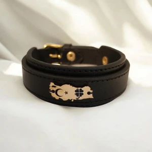 Altın Plakalı 14 Ayar Kalpli Çiçek Temalı Türkiye Haritalı Siyah Derili Hediye BILEKLIK-440SEMBOL