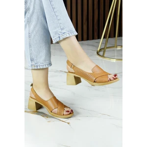 Erkan Saçmacı Seras Taba Hakiki Dana Derisi Çapraz Bantlı Delik Detaylı Kalın Topuklu Günlük Sandalet