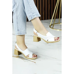 Erkan Saçmacı Seras Beyaz Hakiki Dana Derisi Çapraz Bantlı Delik Detaylı Kalın Topuklu Günlük Sandalet