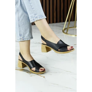 Erkan Saçmacı Seras Siyah Hakiki Dana Derisi Çapraz Bantlı Delik Detaylı Kalın Topuklu Günlük Sandalet