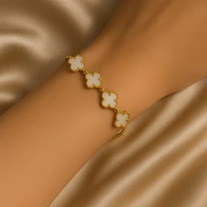 Beyaz Yonca Figürlü Gold Renk Zarif Bileklik