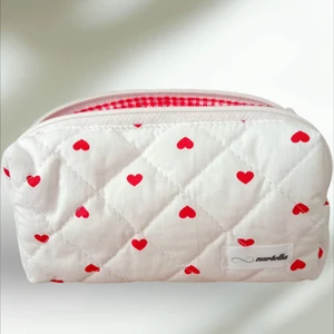 Love Heart Kalpli Kapitone Kalemlik & Kalem Kutusu – Kırmızı Astar, Geniş Hacimli 20×8×8 cm