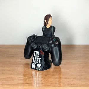 Ellie Figürlü Ps4/ps5 Kol Tutucu – The Last Of Us Temalı Oyun Aksesuarı | 3D Baskı Stand