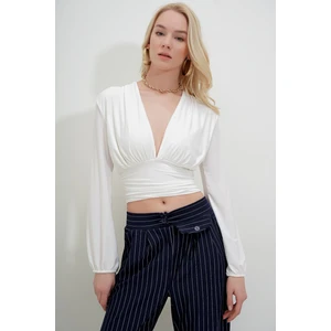 V Yaka Önü ve Beli Büzgülü Sandy Crop Bluz