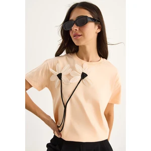 Kadın Papatya Aksesuarlı Kısa Kollu Pamuklu T-Shirt