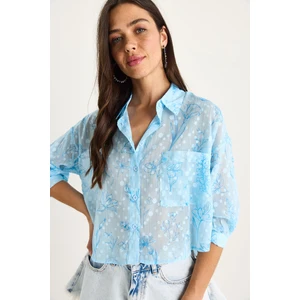 Kadın Kendinden Çiçek Desenli Yarım Kollu Tek Cep Detaylı Jakarlı Transparan Gömlek