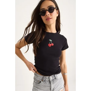 Kadın Kiraz Nakışlı Fitilli Basic Crop T-Shirt