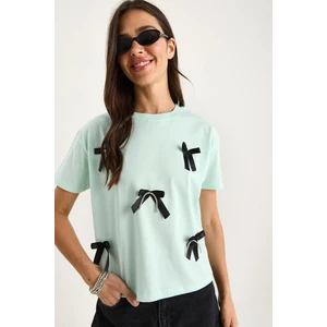 Kadın Saten Kurdela Aksesuarlı Taş Detaylı T-Shirt