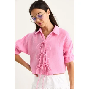 Kadın Bağlama Detaylı Kolları Büzgülü Müslin Crop Gömlek