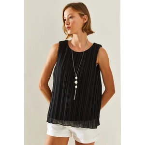 Kadın Piliseli Metal Kolye Aksesuarlı Astarlı Kalın Askılı Bluz