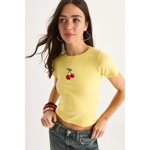 Kadın Kiraz Nakışlı Fitilli Basic Crop T-Shirt