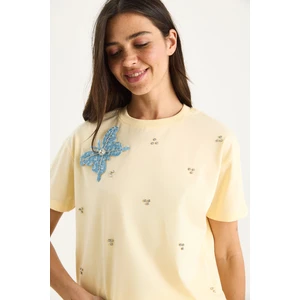 Kadın Kelebek Aksesuarlı Taş Işlemeli Kısa Kollu T-Shirt