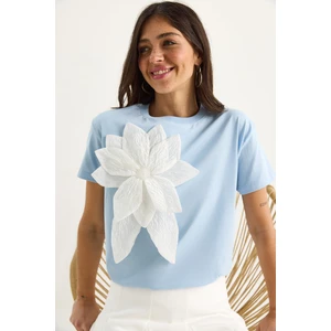 Kadın Çiçek Aksesuarlı Kısa Kollu Pamuklu T-Shirt