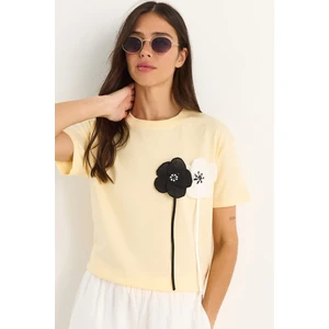 Kadın Aksesuarlı Kısa Kollu Pamuklu T-Shirt