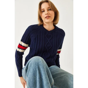 Kadın V Yaka Desenli Triko Kazak