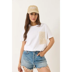 Kadın Tığ Işlemeli Cep Detaylı T-Shirt