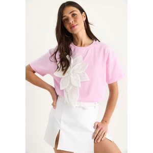 Kadın Çiçek Aksesuarlı Kısa Kollu Pamuklu T-Shirt