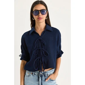 Kadın Bağlama Detaylı Kolları Büzgülü Müslin Crop Gömlek