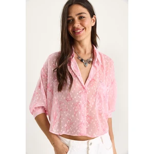 Kadın Kendinden Çiçek Desenli Yarım Kollu Tek Cep Detaylı Jakarlı Transparan Gömlek