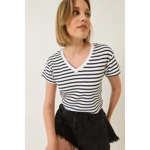 Kadın V Yaka Çizgili Rahat Kalıp Basic T-Shirt