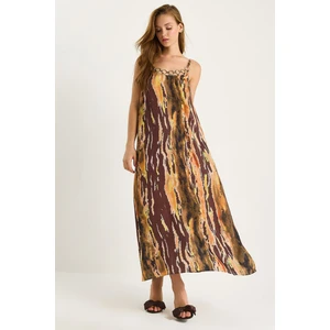 Kadın Yakası Aksesuar Detaylı Ince Askılı Saten Elbise