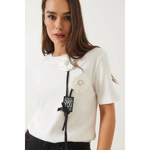 Kadın Çiçek Aksesuarlı Armalı T-Shirt