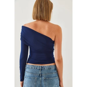 Kadın Madonna Yaka Tek Kollu Bluz