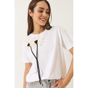 Kadın Papatya Aksesuarlı Kısa Kollu Pamuklu T-Shirt