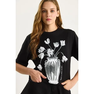 Kadın Bisiklet Yaka Kısa Kollu Çiçek Baskılı Pul Detaylı T-Shirt