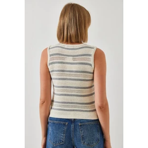 Kadın V Yaka Üç Düğmeli Çizgili Triko Yelek