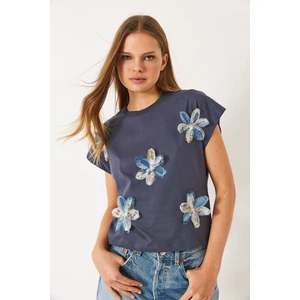 Kadın Kısa Kollu Renkli Tül Çiçek Aksesuarlı T-Shirt