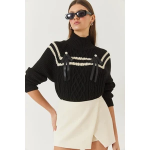 Kadın Yakası Taşlı Fiyonklu Triko Kazak