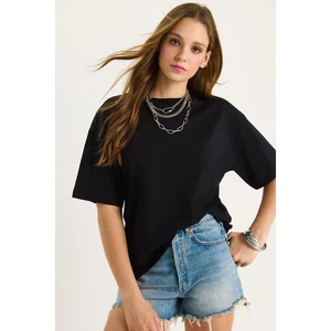 Kadın % Organik Pamuk Relaxed Fit Yırtmaçlı Yuvarlak Yakalı T-Shirt