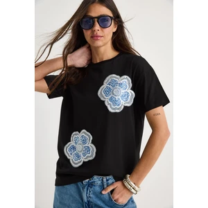 Çiçek Taş Aksesuarlı Kısa Kollu Bisiklet Yaka T-Shirt