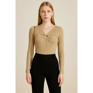 Kadın V Yaka Simli Ribana Kumaş Uzun Kollu Göğüs Detaylı Bluz - Bej | Şık & Modern Tasarım