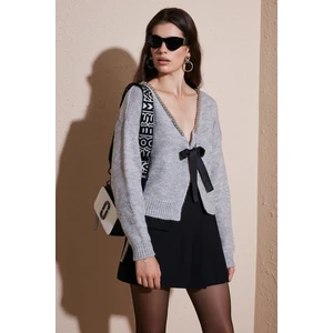 Premium Boncuk ve Fiyonk Detaylı Regular Fit V Yaka Triko Hırka Bayan Hırka 680HI00180