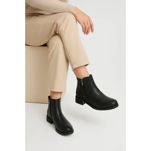 Siyah Fermuarlı Kısa Topuklu Kadın Bot Şık Tasarım ve Rahat Günlük ve Ofis Suya Dayanıklı Kaymaz Taban