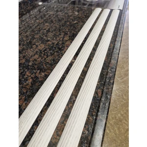 Parke Eşik Çıtası Kendinden Yapışkanlı Beyaz Meşe Renkli Alüminyum Profil 90 Cm/3 Adet.