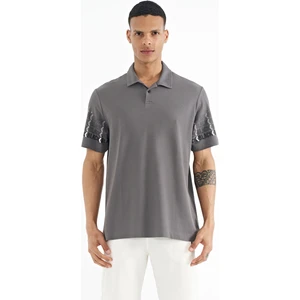 Tommy Life Koyu Gri Kol Baskı Detaylı Polo Yaka Standart Form Erkek T-shirt - 88240