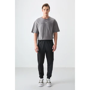 Air Jones Siyah Yüzeyi Dokulu Standart Fit Nakışlı Erkek Eşofman Alt - 82126