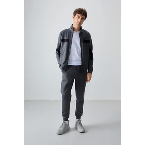 Air Jones Koyu Gri Yüzeyi Dokulu Standart Fit Nakışlı Erkek Eşofman Takım - 85248