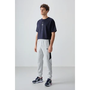 Air Jones Gri Yüzeyi Dokulu Standart Fit Nakışlı Erkek Eşofman Alt - 82126