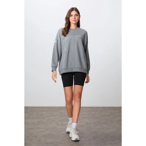 Gri Melanj Kompakt Pamuklu Kalın Pürüzsüz Dokulu O Yaka Oversize Fit Kadın Sweatshirt - 97288