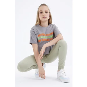 Tommy Life Gri Oversize Renkli Yazı Baskılı Düşük Omuz O Yaka Kız Çocuk Crop T-Shirt  - 75038
